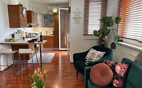 Cozy Apartment With Nice Balcony Seating, 9Th Floor, Parking